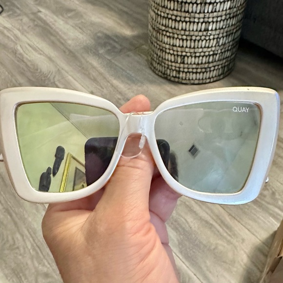 Quay Australia Accessories - Quay pearl colored cat wide lens. Colored lens with lespecs case and duster